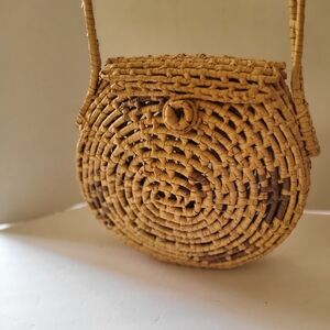 Elegant Woven Shoulder Bag in Natural Tan
